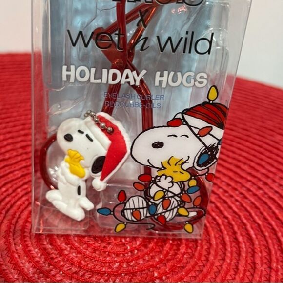 Wet n Wild Peanuts Snoopy Eyelash Curler NWT - Picture 7 of 7